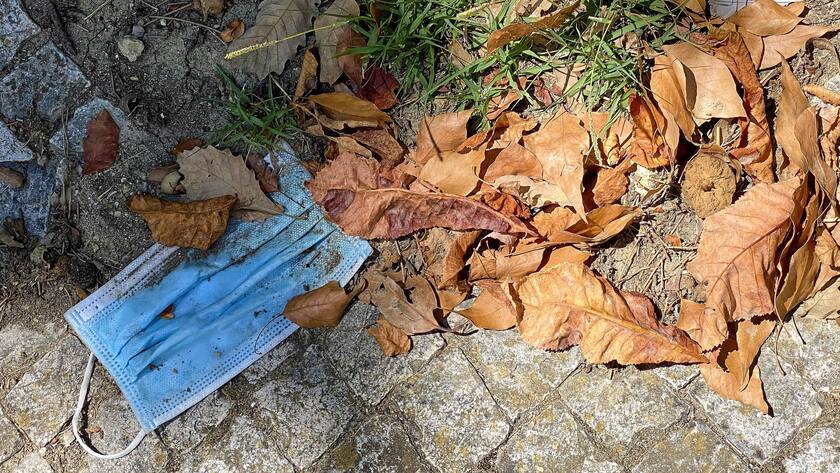 Ein gebrauchte Schutzmaske auf dem Boden.