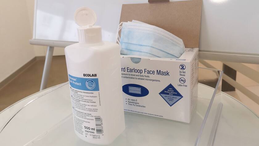 Desinfikationsmittel und Gesichtsmasken in einem Arztzentrum.