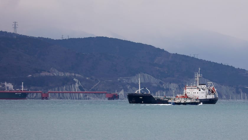 Ein Schiff wird am Ölterminal des Kaspischen Pipeline-Konsortiums (CPC) im Handelshafen Noworossijsk in Noworossijsk, Russland, beladen.