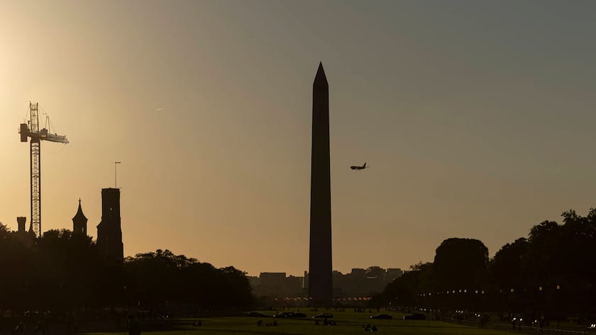 Blick auf die National Mall bei Sonnenuntergang, als die Bundesregierung aufgrund einer Haushaltsblockade im Kongress in Washington D.C. am 4. Oktober 2025 offiziell stillgelegt wurde.