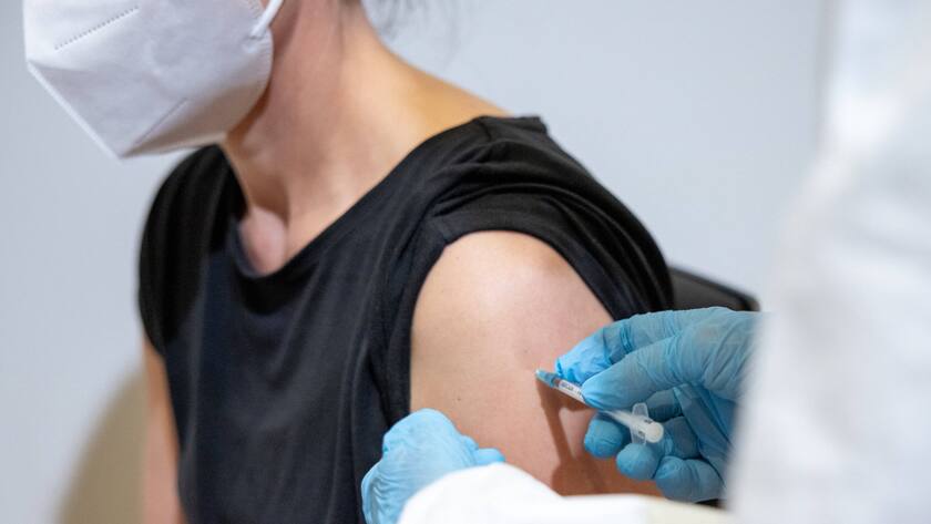 Eine Frau wird mit dem Vakzin von Biontech/Pfizer gegen das Coronavirus geimpft.