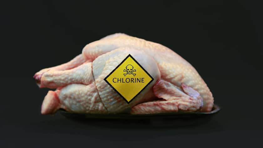 Symbolbild: Gechlortes Hühnerfleisch mit gelbem Warnschild.