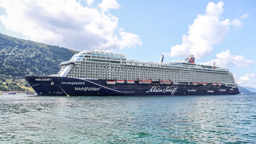 Ein Kreuzfahrtschiff des deutschen Reisekonzerns TUI (2025).