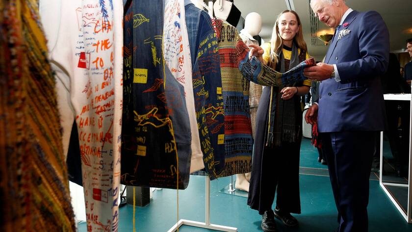 Der britische Prinz Charles während eines Besuchs des neuen Tech Hub in den Büros der Yoox Net-a-Porter Group im Westen Londons.