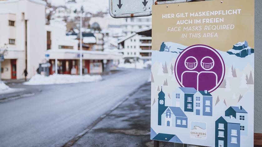 Hinweis auf die Maskenpflicht im Skiferienort Engelberg OW.