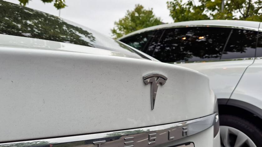 Zwei Tesla-Modelle: Model S und im Hintergrund Model X.