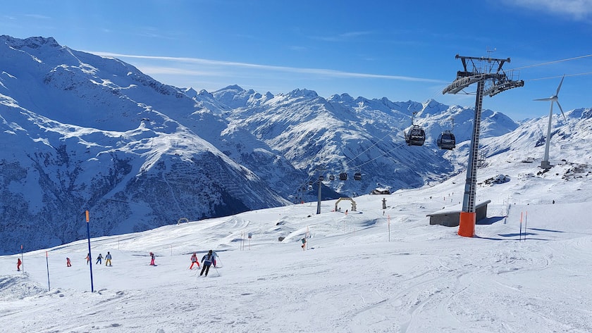 Skifahrer auf Skipisten in der Alpenregion Andermatt (Februar 2023).