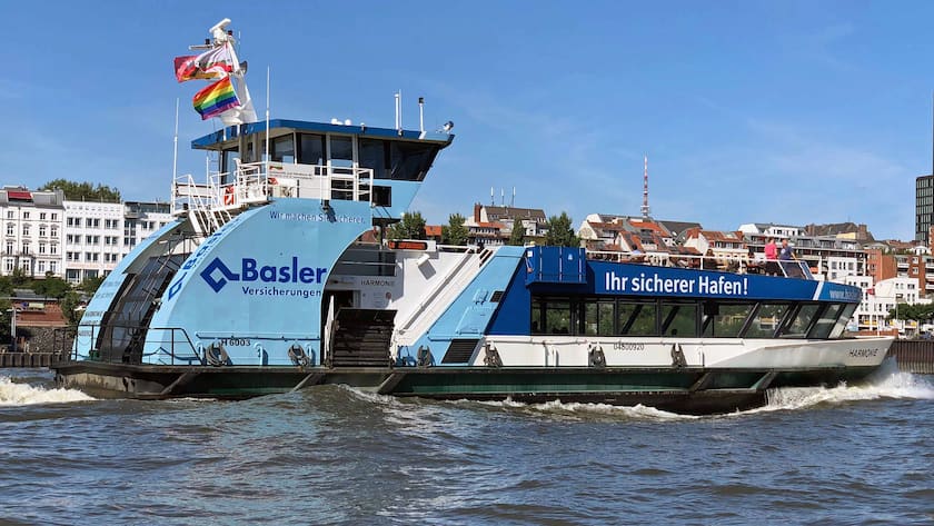 Eine Fähre in Hamburg mit dem Logo der Basler Versicherungen.