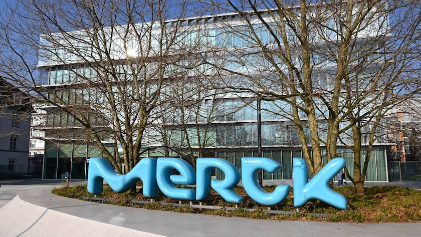 Das Logo von Merck KGaA vor dem Unternehmenssitz in Darmstadt.