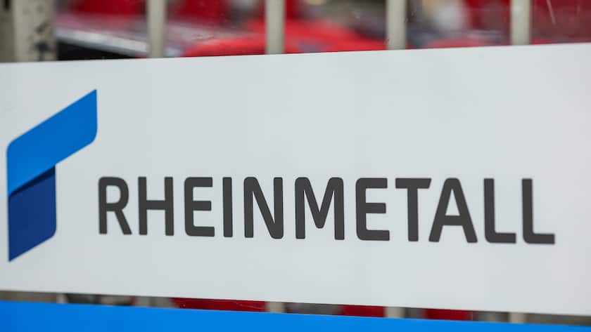 Der Schriftzug von Rheinmetall auf einer Bandenwerbung im Stadion des Eishockeyclubs Düsseldorfer EG.