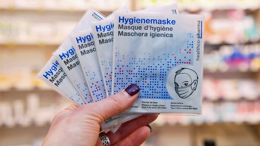 Verkauf von Hygienemasken gegen Coronavirus in einer Apotheke.