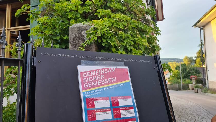 Gäste werden in einem Restaurant in Mammern TG über das Gastro-Schutzkonzept orientiert.