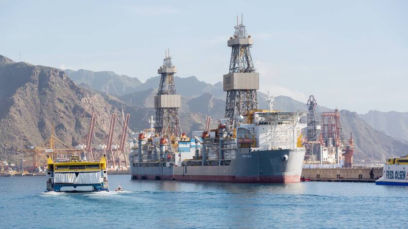 Zwei Ölbohrschiffe im Hafen von Santa Cruz auf der Insel Teneriffa.