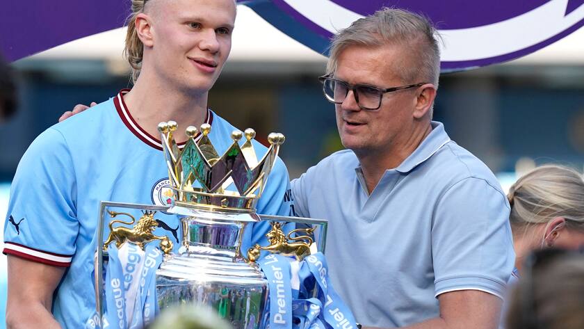 Erling Haaland von Manchester City mit seinem Vater Alf-Inge.
