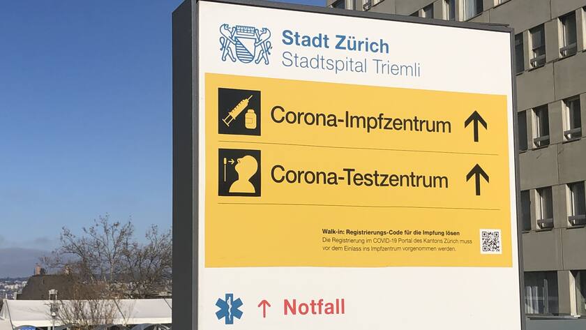 Corona-Hinweisschild beim Stadtspital Triemli in Zürich.