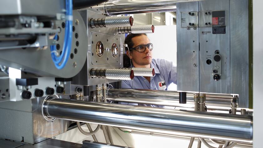 Ein Mitarbeiter der Ems-Chemie bei der Arbeit.