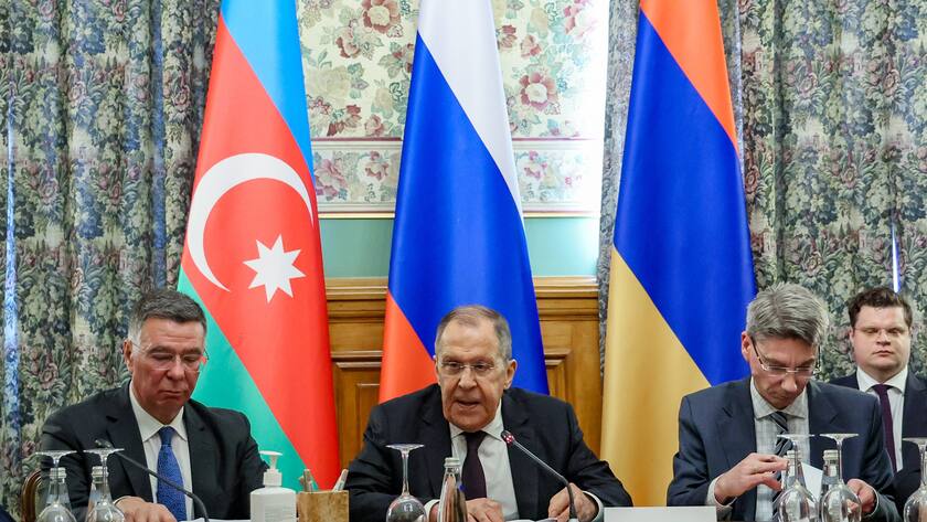Der russische Aussenminister zwischen seinen Kollegen aus Aserbaidschan und Armenien.
