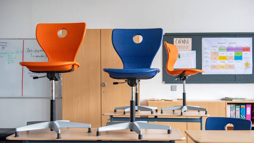 Leere Schulzimmer: Die Coronapandemie führt immer wieder zur Schliessung einzelner Schulen.