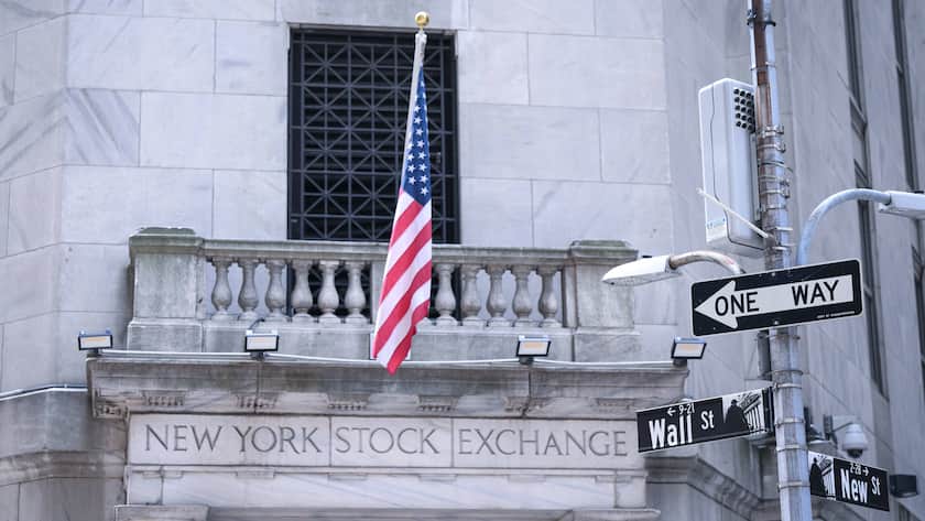 «New York Stock Exchange»: Schriftzug über dem Eingang der US-Börse an Wall Street Ecke New Street in Manhattan.