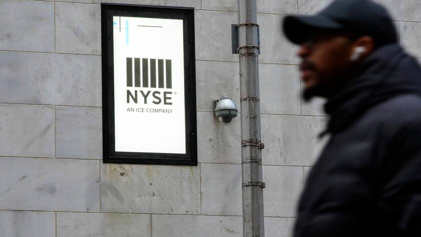 Logo der New York Stock Exchange in der Wall Street in Manhattan.