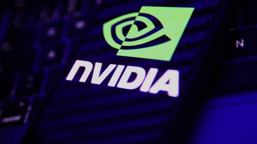 Nvidia-Logo mit Laptop im Hintergrund.