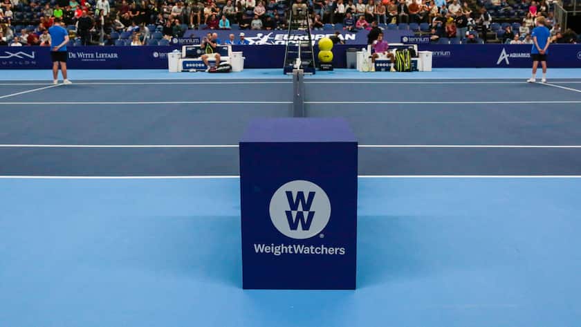 Box mit Logo von WeightWatchers auf einem Tennisturnier in Belgien.