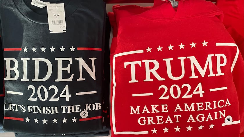 Souvenirladen im Flughafen von Los Angeles mit Pullovern von Joe Biden und Donald Trump.