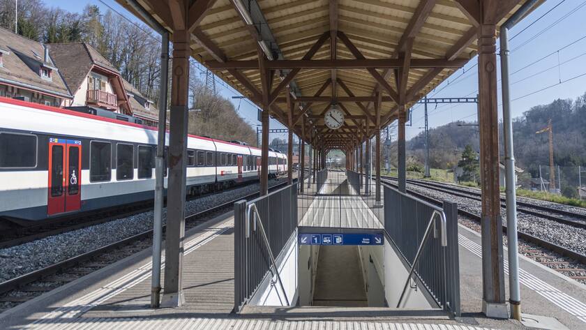 Der menschenleere Bahnhof von Puidoux VD: Die Viruskrise hat massive realwirtschaftliche Folgen.