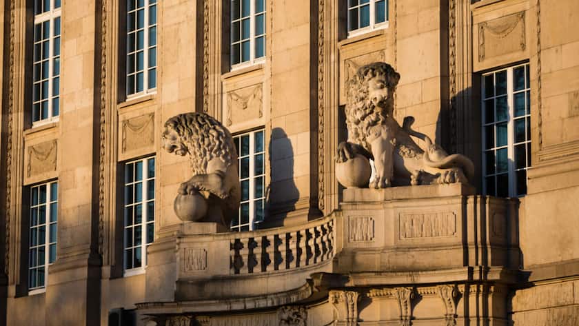 Mit Löwenfiguren ausgerüstet: Der Hauptsitz der Swiss Re in Zürich.