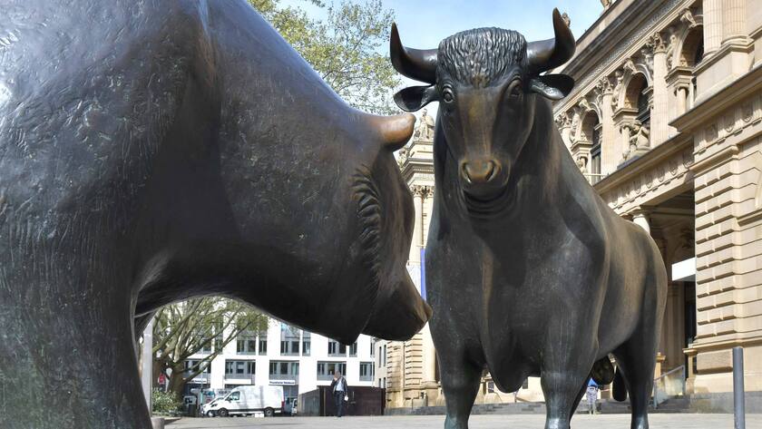 Bulle und Bär stehen sich vor der Frankfurter Börse gegenüber.