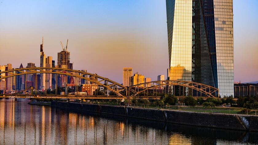 Frankfurter Skyline mit dem Hochhaus der Europäischen Zentralbank (EZB).