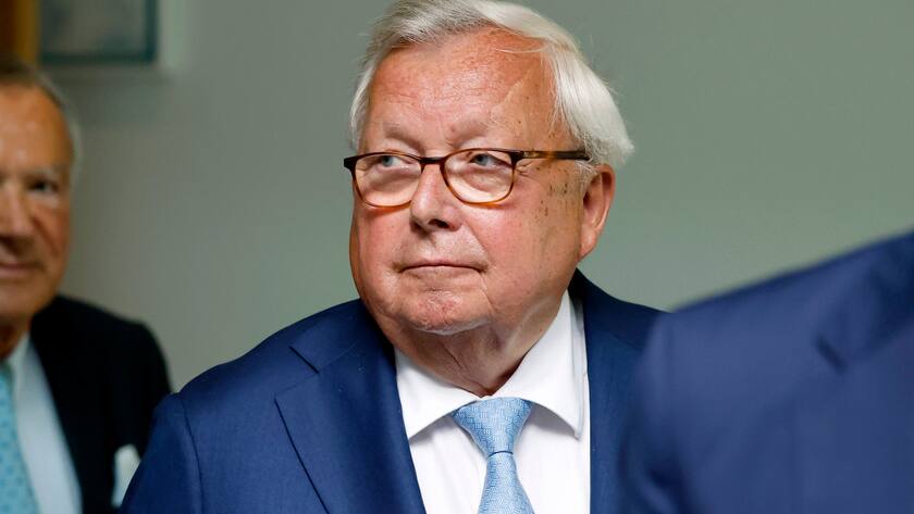 Bankier Christian Olearius als Angeklagter bei seinem Prozess vor dem Bonner Landgericht.