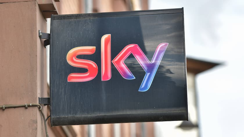 Das Logo von Sky. Der britische Pay-TV-Anbieter gehört dem US-Medienkonzern Comcast.