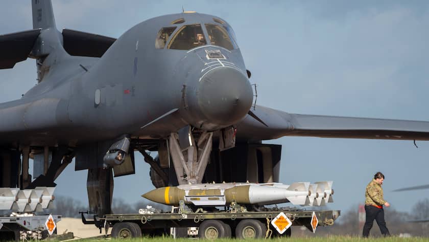 Ein B1-Bomber der US Air Force wird im englischen Gloucestershire für einen Einsatz im Nahen Osten bestückt (2025).