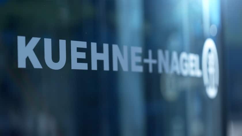 Das Logo von Kühne+Nagel am Hauptsitz in Schindellegi.