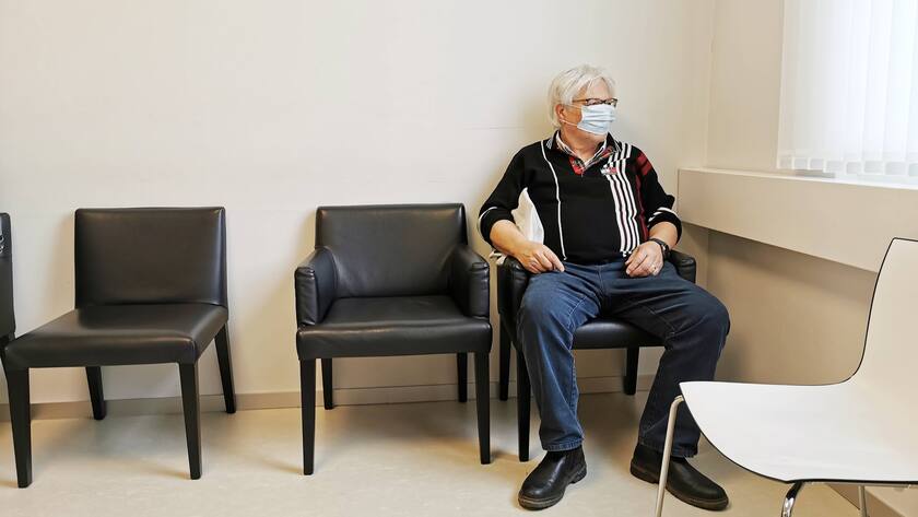 Das Coronavirus hat die Schweiz erreicht: Rentner mit Schutzmaske im Wartezimmer beim Arzt.