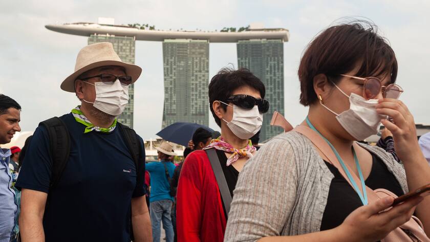 Menschen im Stadtstaat Singapur tragen Schutzmasken aus Angst vor Ansteckungen.
