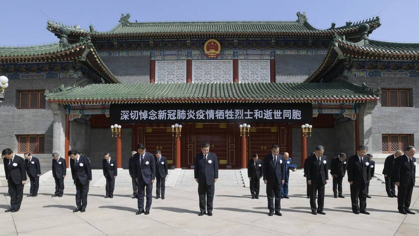 Machthaber Xi Jinping - Mitte - und Angehörige der chinesischen Staatsspitze gedenken am Regierungssitz Zhongnanhai der Opfer der Pandemie.