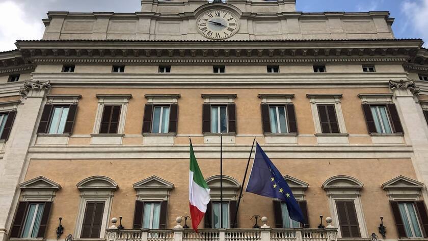 Flaggen an der Balustrade des Palazzo Montecitorio, wo das italienische Parlament tagt.
