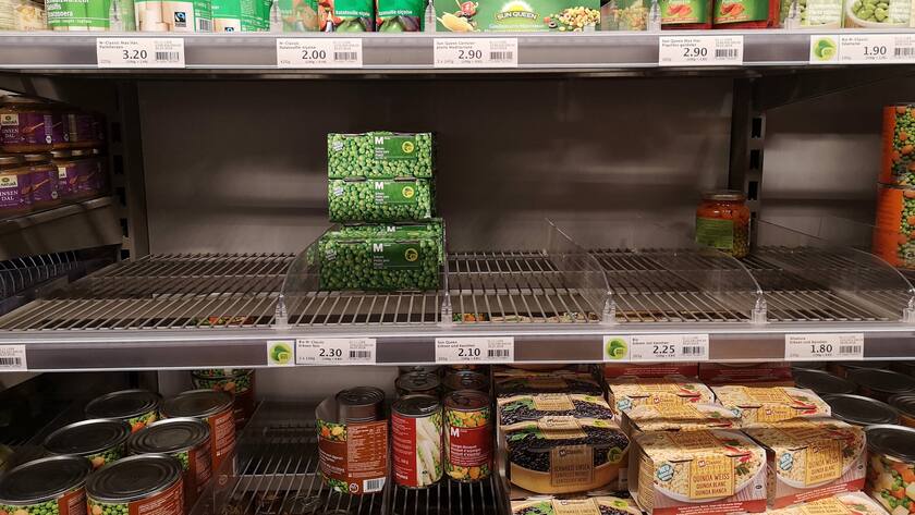 Zur Hälfte leergekauftes Migros-Gestell für Konservennahrung im Kanton Aargau.