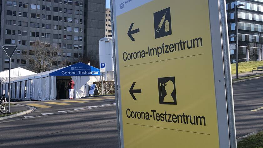 Hinweisschild und Corona-Testzentrum beim Stadtspital Triemli in Zürich.