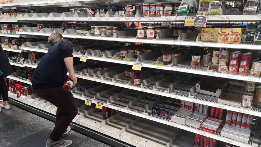 Das Coronavirus führt auch in der Schweiz zu Hamstereinkäufe – wie hier in einer Coop Filiale.