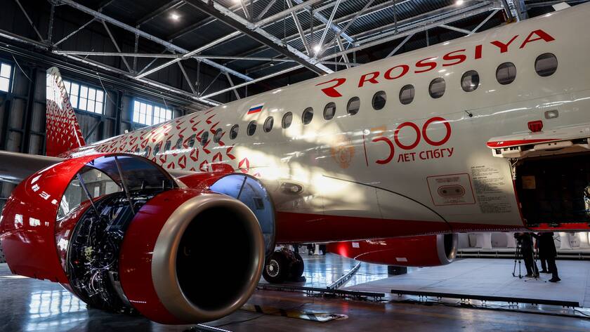 Präsentation eines Sukhoi Superjet 100 der Rossiya Airlines in der Lackierung des 300. Jahrestages der Gründung der Staatlichen Universität St. Petersburg.