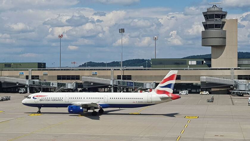 Ein Airbus A321 der British Airways am Flughafen Zürich.
