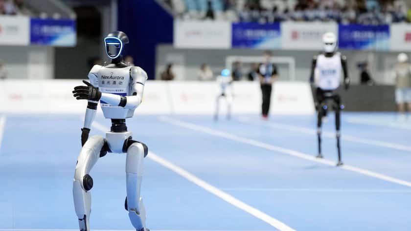 Humanoide Roboter laufen um die Wette.