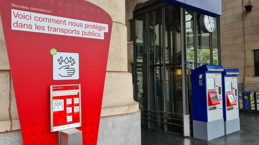 Desinfektionsmittelspender am Hauptbahnhof von Lausanne.