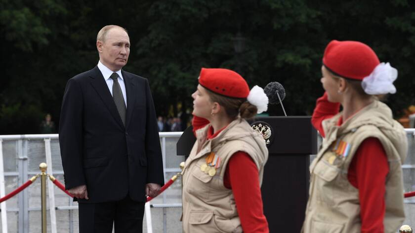 Der russische Präsident Wladimir Putin beobachtet die grosse Marineparade zum Tag der russischen Marine in St. Petersburg.