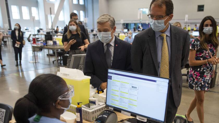 Moderna-CEO - r. - beim Besuch eines Impfzentrums in Kanada.