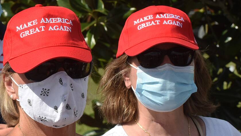 US-Wahlkampf: Unterstützerinnen von Amtsinhaber Trump in der Stadt Jacksonville, Florida.