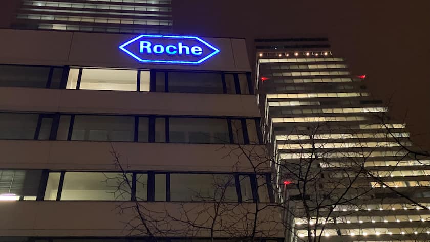 Konzernzentrale von Roche am Abend.